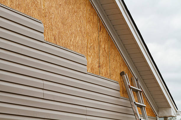 Professional Fiber Cement Siding technician working in Watertown, FL